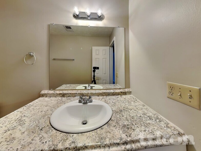 Building Photo - 575 Woodcrest Manor Dr