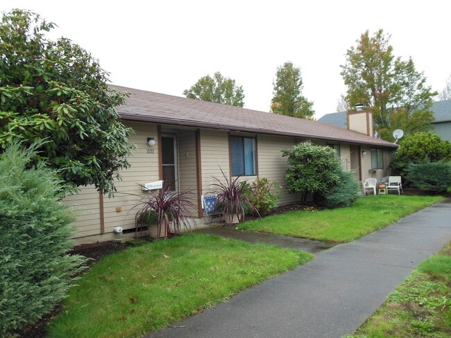 Building Photo - 2 Bedroom Duplex ~ Centrally Located