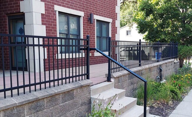 Building Photo - Stunning 2 level Condo in Exclusive St Pau...