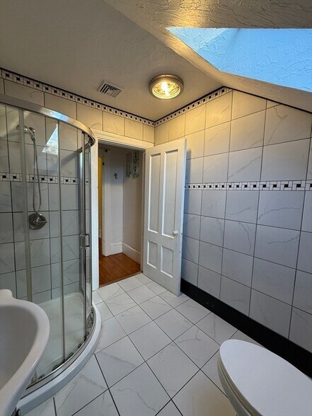 Building Photo - 170 Neck St