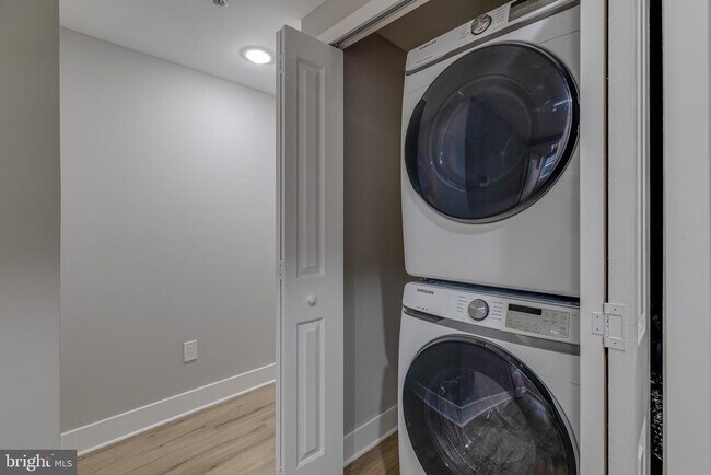 Building Photo - 2113 Master St