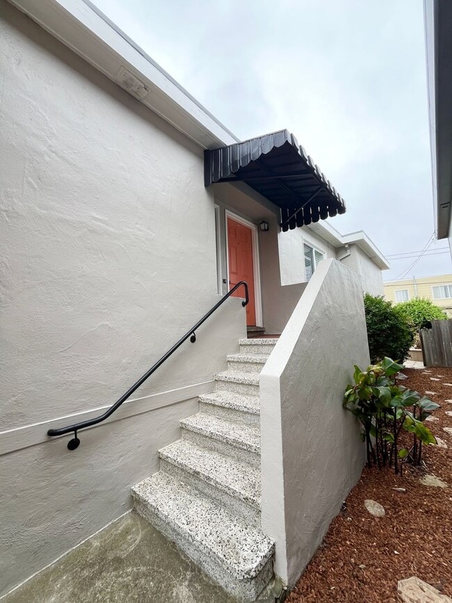Building Photo - Spacious and Centrally Located, Pet Friend...