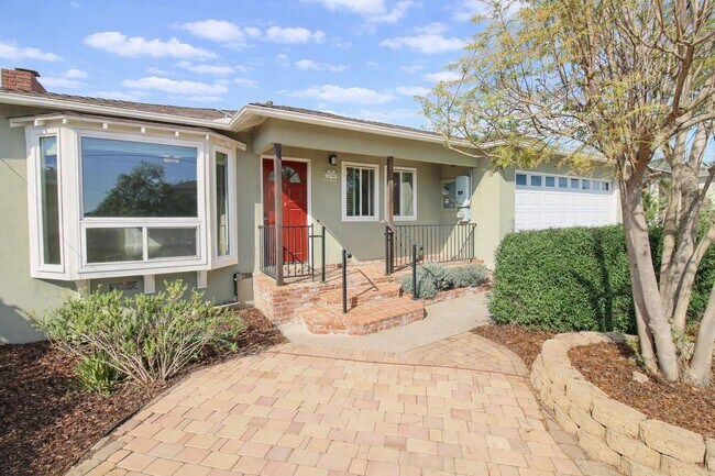 Building Photo - 3 Bedroom, 2 Bathroom Home w/ Large Backyard in Arroyo Grande
