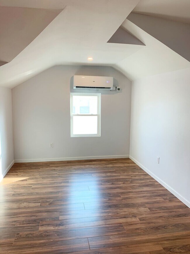 Building Photo - Beautifully Renovated and Move in Ready!