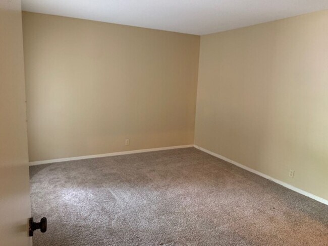 Building Photo - 1855 Poplar Woods Cir W