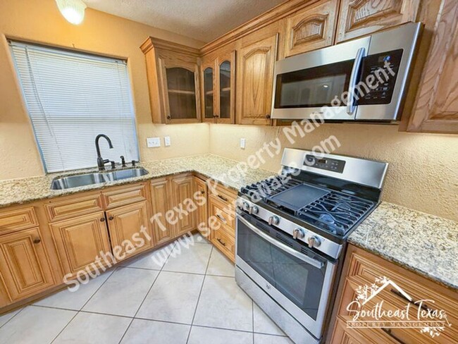 Building Photo - 7425 Wooded Creek Dr