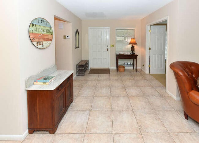 Building Photo - 493 Forestview Dr