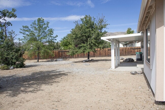 Building Photo - 3 Bed, 2 Bath, Huge Fenced Back Yard, 2-Car Garage in Wingfield Springs