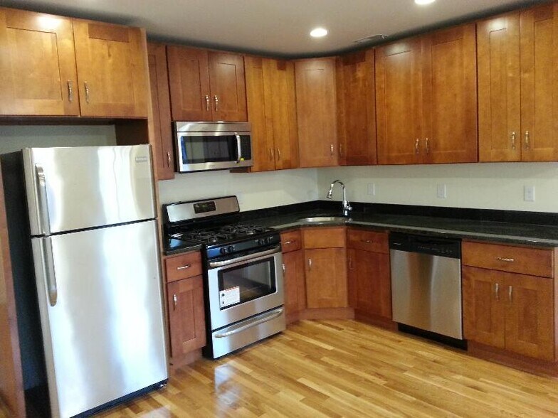 Primary Photo - 79 Linden St