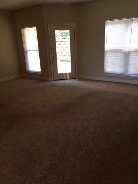 Building Photo - Beautiful Townhome in Arbor Lakes!