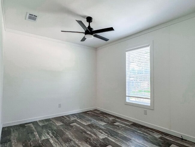 Building Photo - 5/3 Brooksville Available Now