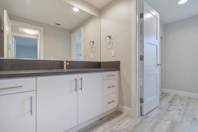 Building Photo - Bixby Hill Apartments