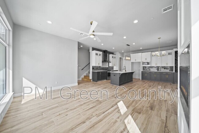 Building Photo - 122 E Elgin St