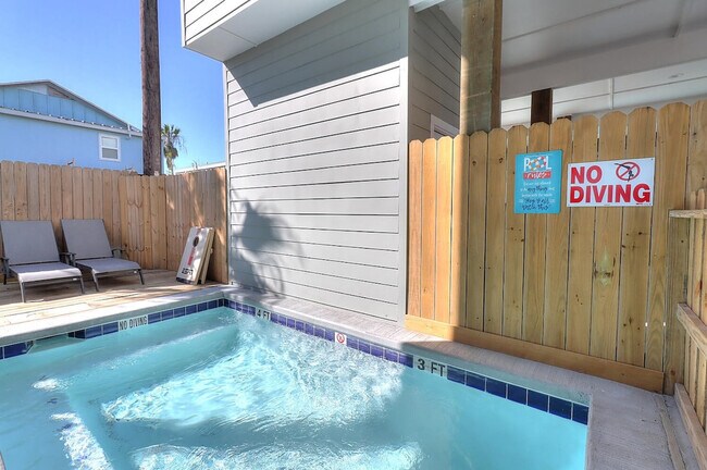 Building Photo - 1624 Eleventh Street-SI ID1023226P