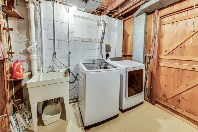 Building Photo - 3 bedroom/2 bath Light Filled Home Located in a Quiet Cul-de-Sac