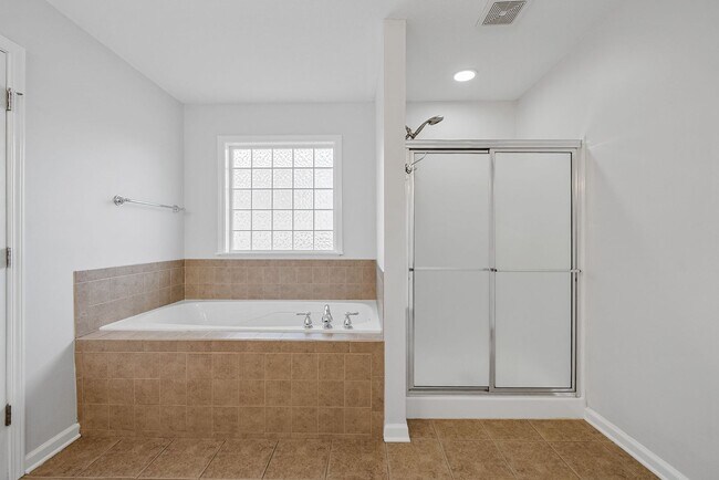 Building Photo - 3 Bedroom 3 Bath Pet Friendly Home For Ren...