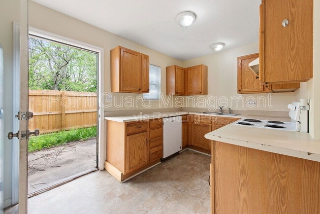Building Photo - 955 Leroy St