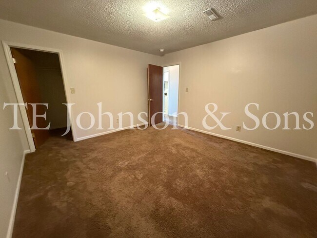 Building Photo - 2570 Green Oaks Ct SE