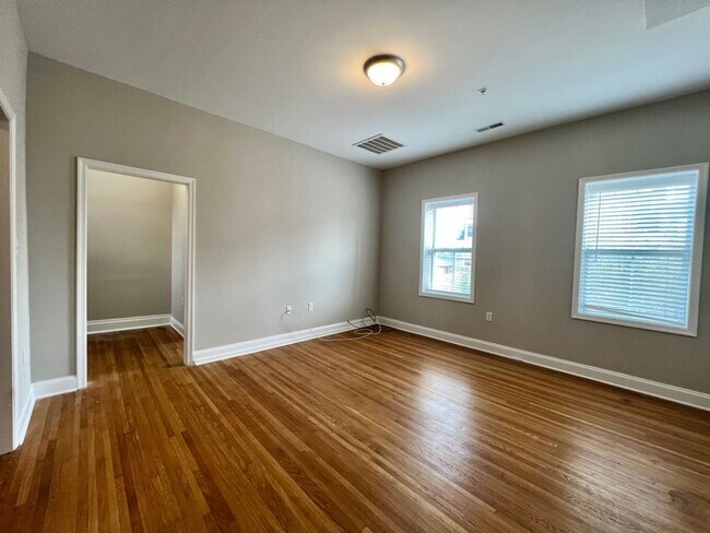 Building Photo - 212 W Burke St