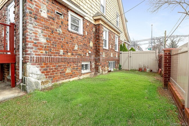 Building Photo - 93-01 71st Ave