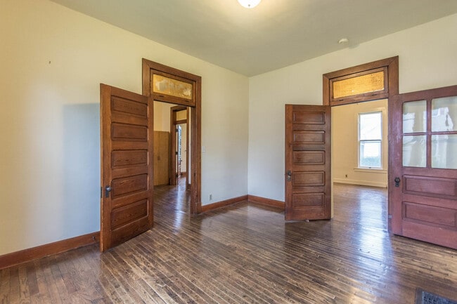 Spacious living room - 715 E 10th St