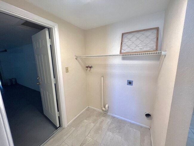 Building Photo - Updated 3BD/2BTH Home on Corner Lot