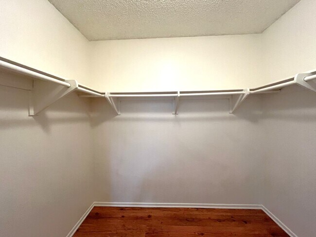 Building Photo - 3 bed, 2 bath located in Riverside!