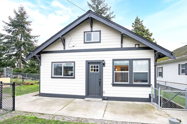 Building Photo - Convenience Meets Charm in this 3 Bedroom ...