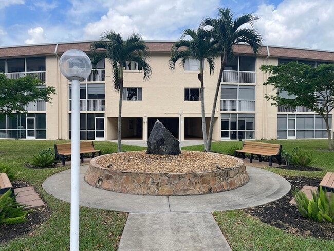 Building Photo - 700 Village Green Ct