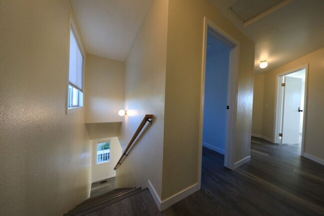 Building Photo - Spacious 3/2 with large yard