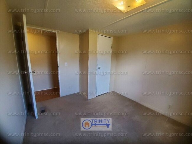 Building Photo - HUGE LOT! Pets welcome!