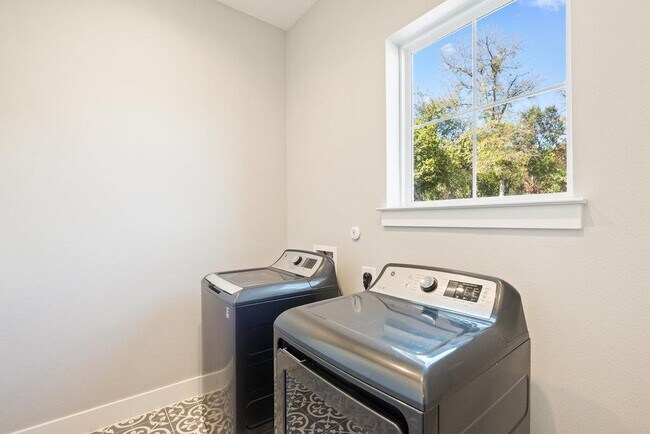 Building Photo - 3018 Sunridge Dr