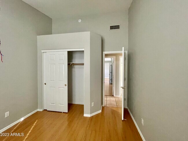 Building Photo - 4939 W Erie St