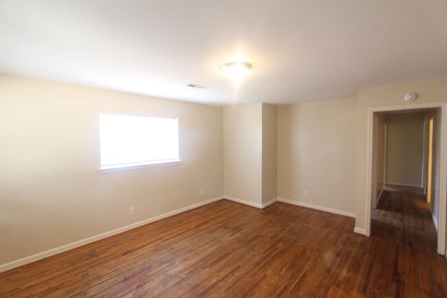 Building Photo - Great Home - New on The Market!!  Convenie...