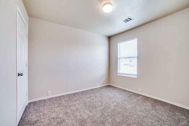Building Photo - 3 Bedroom/2.5 Bath Heritage Oak Subdivision