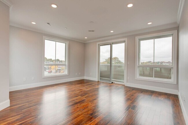 Building Photo - 87 Medford St