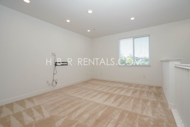 Building Photo - Hansen Village: Spacious 4-Bed Two Story H...
