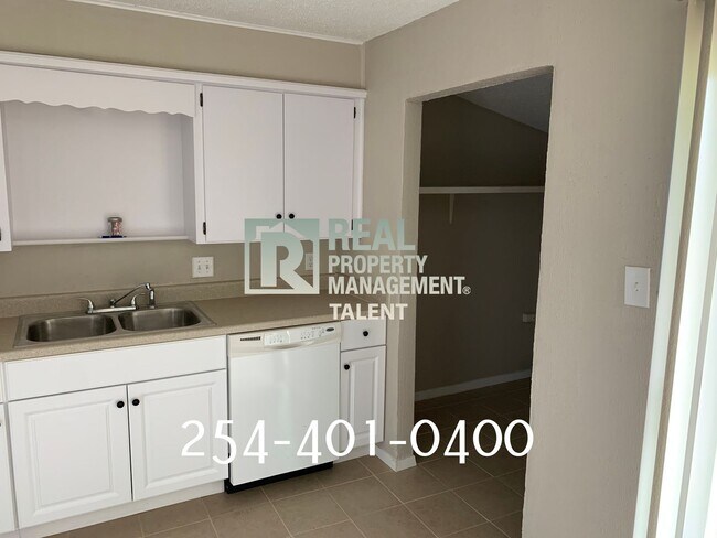 Building Photo - 2214 Saulsbury Dr