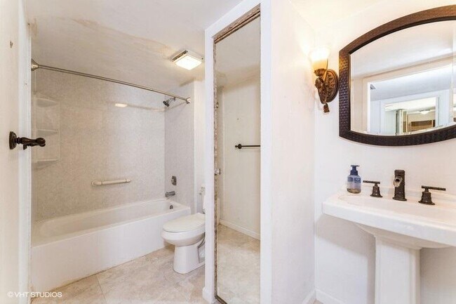 Building Photo - 6138 SE Riverboat Dr