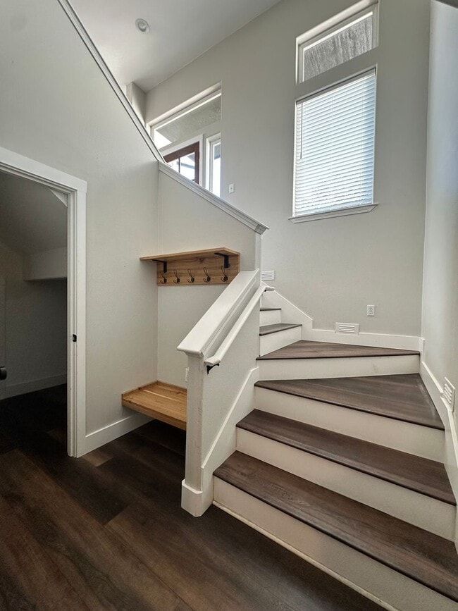 Building Photo - Spacious Multi-Generational Home with Stunning Views – 5 Bed, 3 Bath