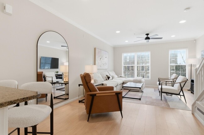 Building Photo - 531 Graten St