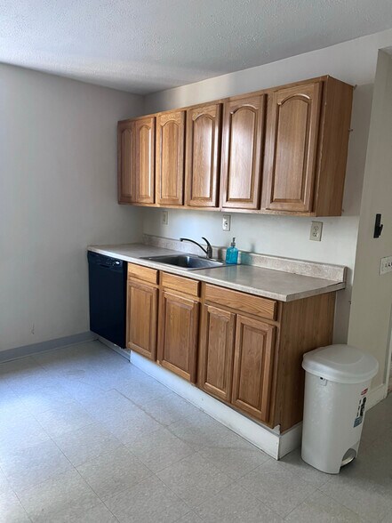 Building Photo - 32 Shute St