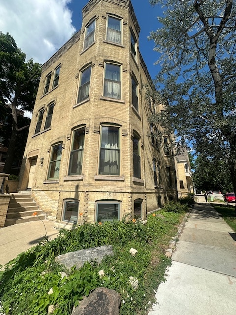 Building Photo - 802 N Van Buren St