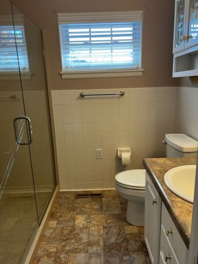 Building Photo - Oak Ridge 37830 - 3 bedroom, 1.5 bath home upstairs with basement bonus room - Call Troy Adams 86...