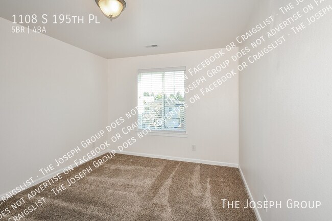 Building Photo - 1108 S 195th Pl