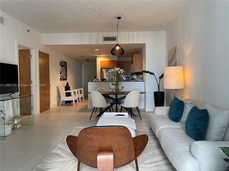 Building Photo - 1060 Brickell Ave