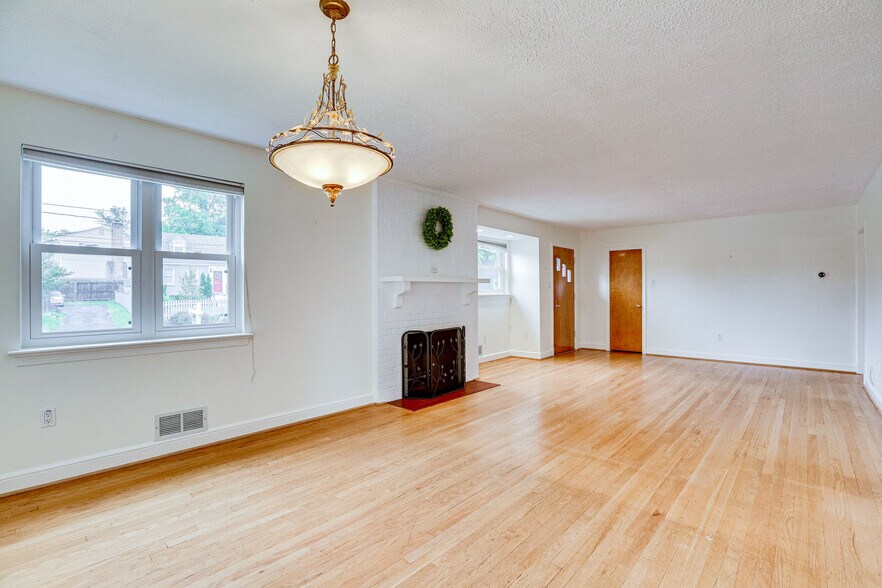 Building Photo - 5610 Wilson Blvd