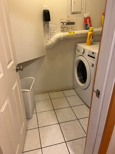 Building Photo - 2240 Hillsdale Cir