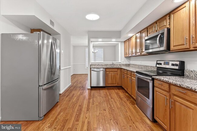 Building Photo - 4021 Lake Glen Rd