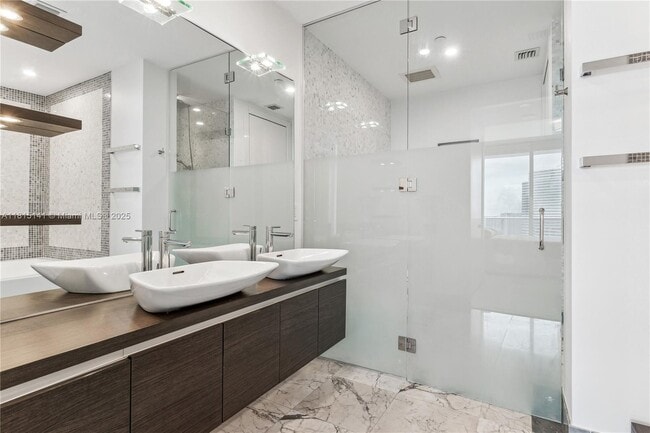 Building Photo - 200 Biscayne Blvd Way